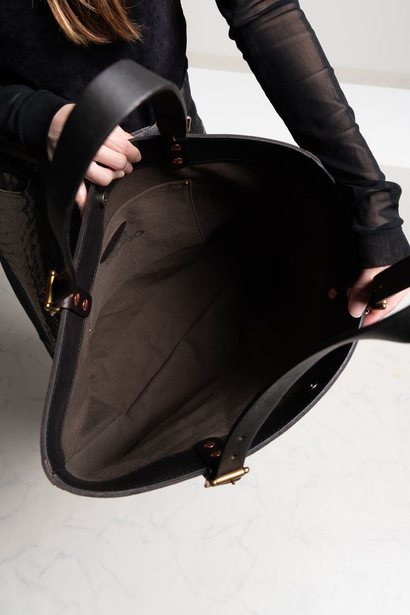 【ラスト1点 / 25SS】LEATHER TRAVEL TOTE BAG - LARGE [BLACK] | トラベル トートバッグ (ラージ) / ブラック