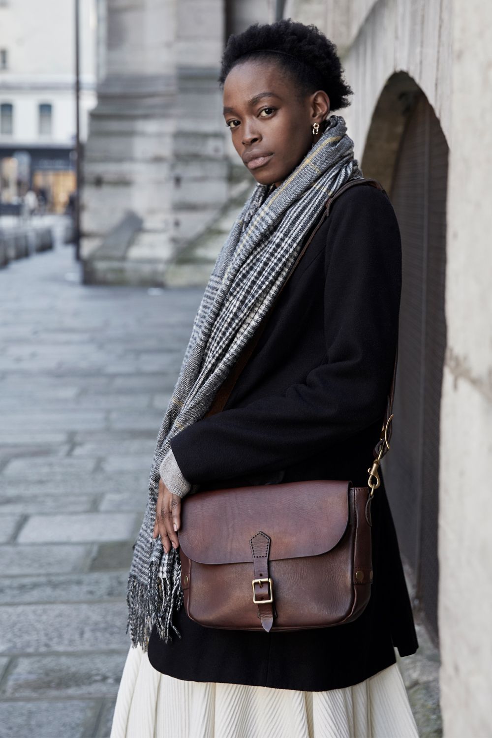 【26SS / 予約受付中】LEATHER POSTMAN SHOULDER BAG -SMALL (PLANE) | ショルダーバッグ (スモール) / 刻印なし