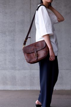 【25SS予約商品】LEATHER POSTMAN MINI SHOULDER BAG [BROWN] | ミニ ショルダーバッグ / ブラウン