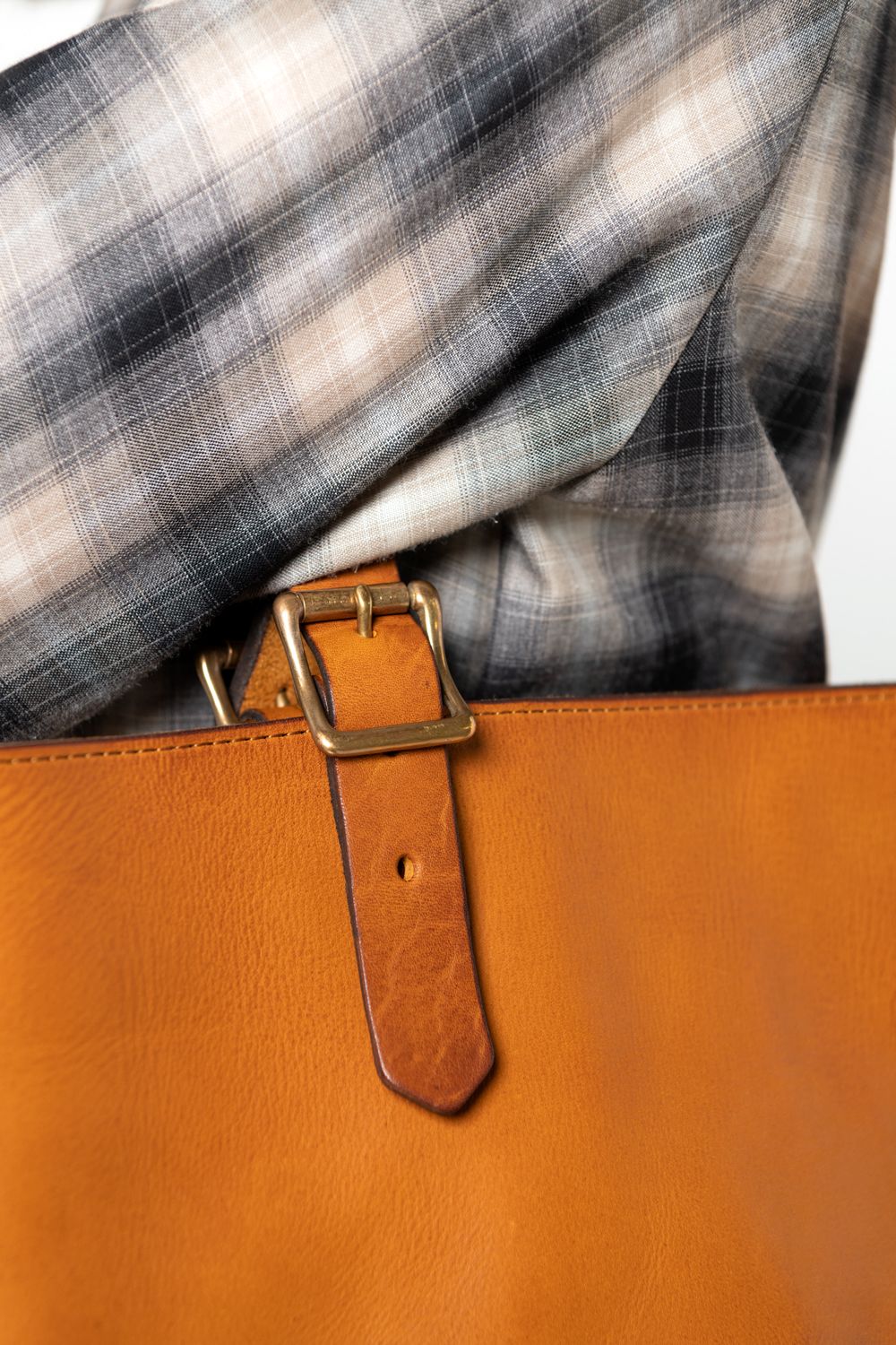 レザートラベルトートバッグ - ミディアム [マスタードキャメル] / LEATHER TRAVEL TOTE BAG - MEDIUM [MUSTARD CAMEL]
