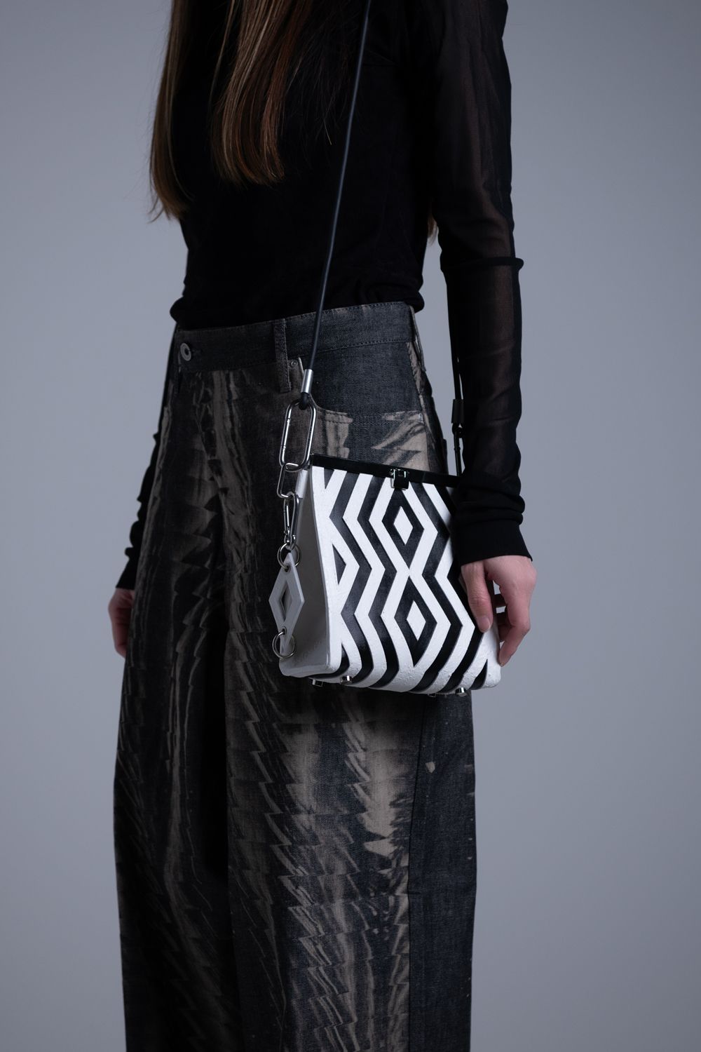 【お取り寄せ可能】ラッチショルダーバッグM [象嵌ホワイト] / w25-07-wh