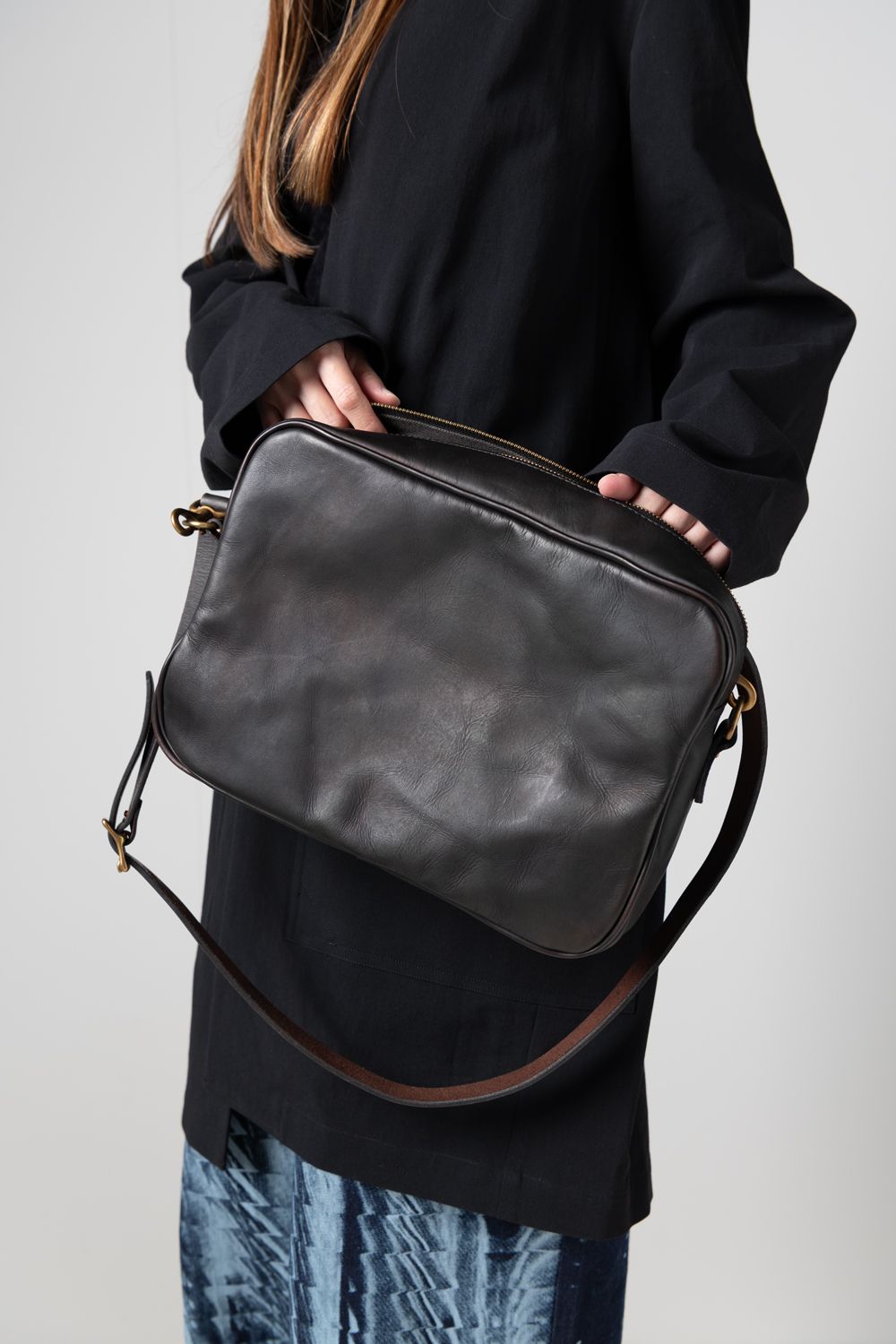【ラスト1点 / 25SS】レザーワンダーショルダーバッグ [ブラック] / LEATHER  WANDER SHOULDER BAG [BLACK]