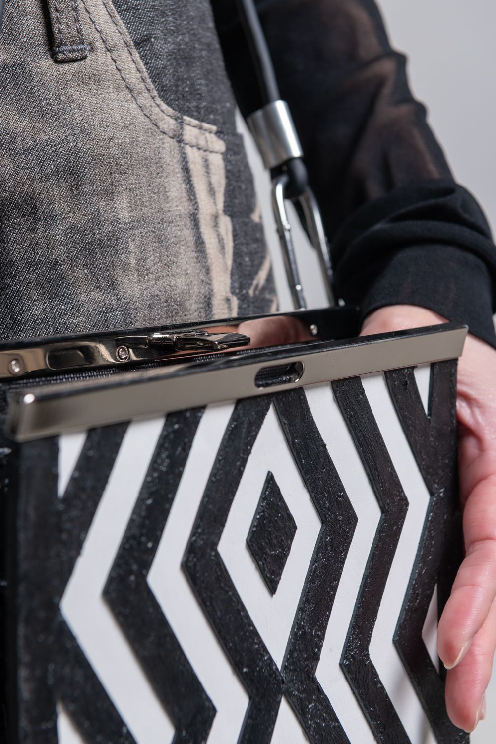 【お取り寄せ可能】ラッチショルダーバッグM [象嵌ブラック] / w25-07-bk