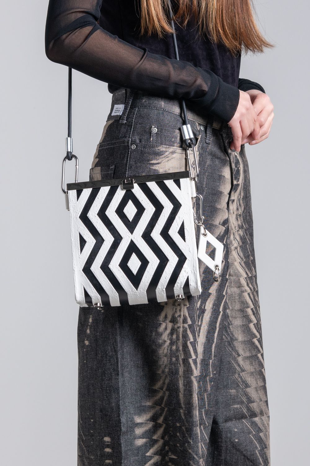 【お取り寄せ可能】ラッチショルダーバッグM [象嵌ホワイト] / w25-07-wh