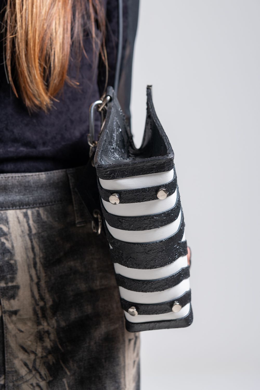 【お取り寄せ可能】ラッチショルダーバッグM [象嵌ブラック] / w25-07-bk