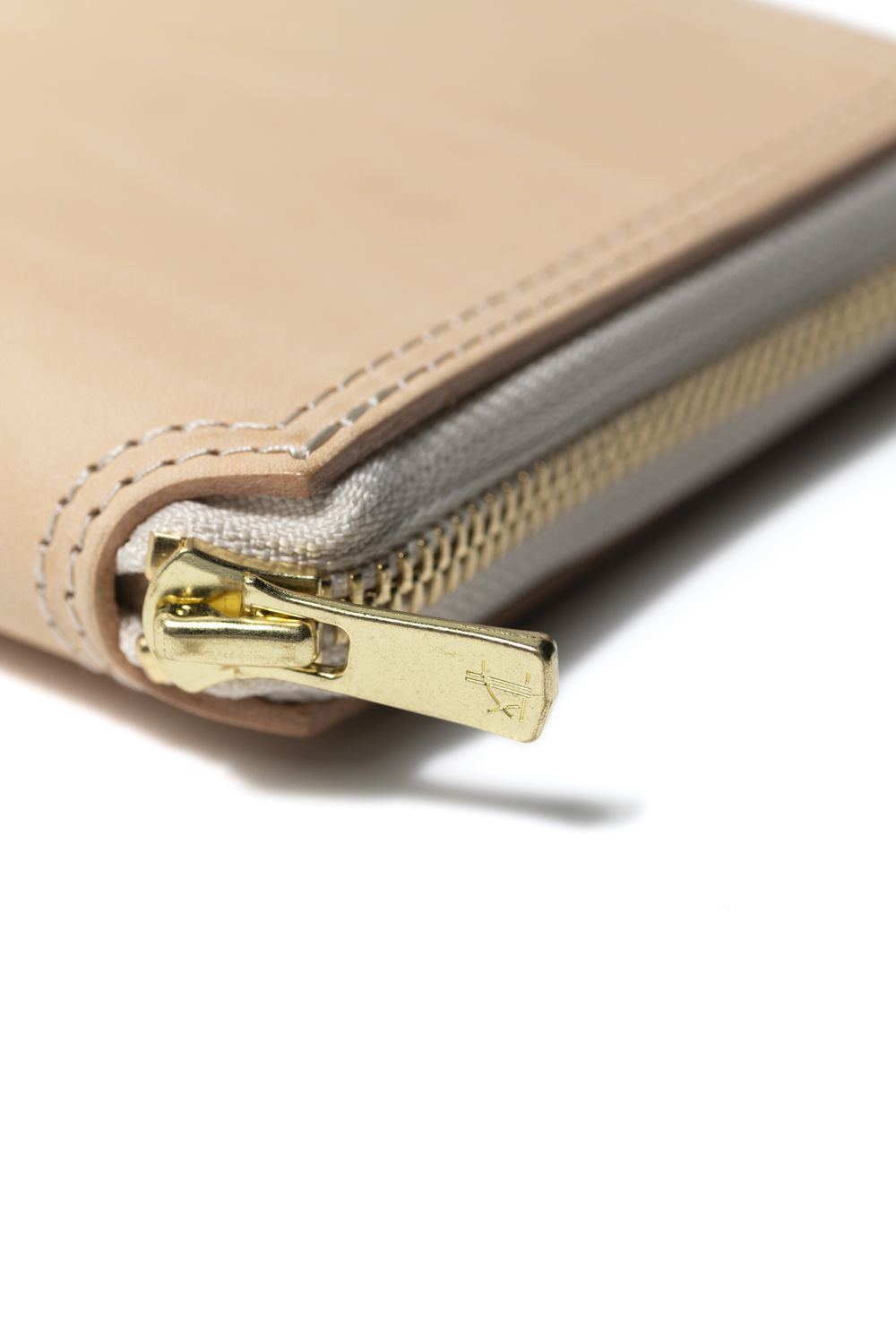 【25SS予約受付中｜12/17まで】レザーボヤージュラウンドジップショートウォレット [ベージュ] / LEATHER VOYAGE ROUND ZIP SHORT WALLET [SAND]