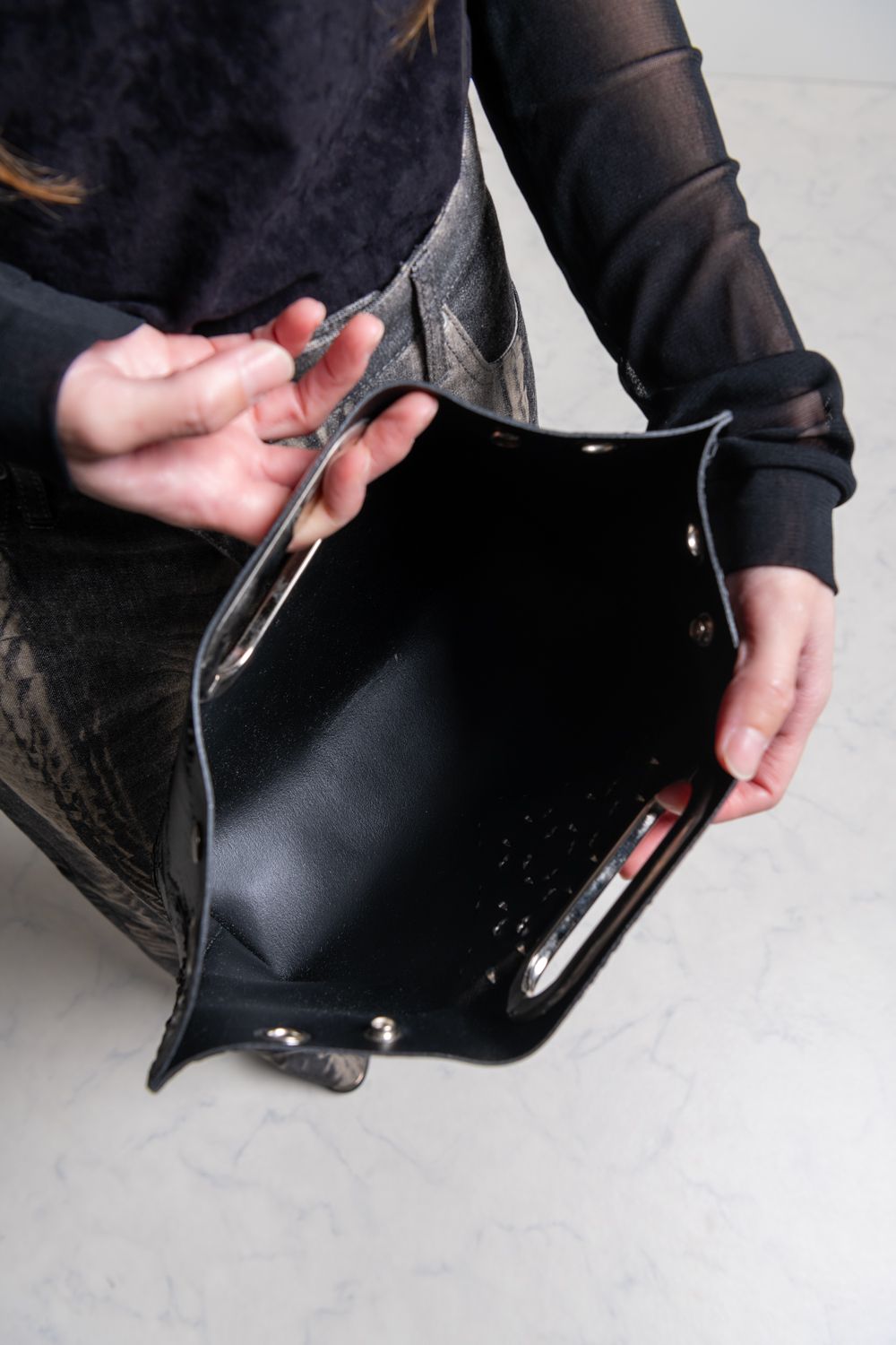 【お取り寄せ可能】壁クラッチ／ショルダー M [スタッズ／ブラック] / w25-03-ds/bk