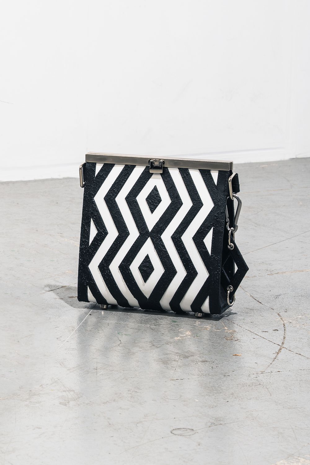 【お取り寄せ可能】ラッチショルダーバッグM [象嵌ブラック] / w25-07-bk