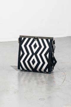 【お取り寄せ可能】ラッチショルダーバッグM [象嵌ブラック] / w25-07-bk