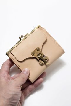 【26SS / 予約受付中】LEATHER VOYAGE PURSE WALLET [SAND] | パースウォレット (二つ折り・がま口) / ナチュラル