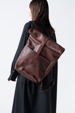 【25SS予約受付中｜12/17まで】レザーロールトップリュックサック [ブラウン] / LEATHER ROLLTOP RUCKSACK [BROWN]