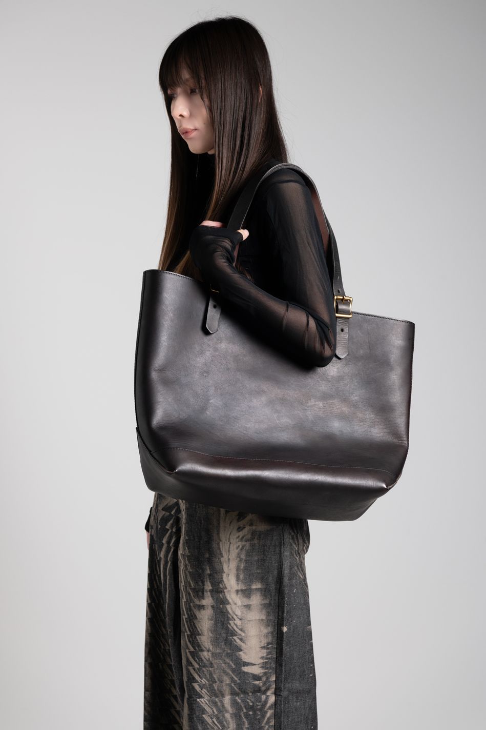 【ラスト1点 / 25SS】LEATHER TRAVEL TOTE BAG - LARGE [BLACK] | トラベル トートバッグ (ラージ) / ブラック