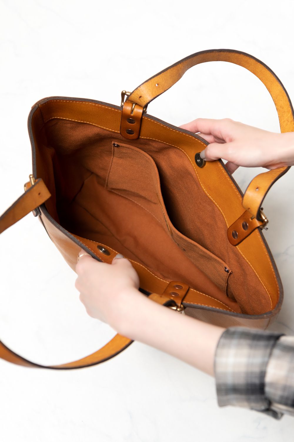 レザートラベルトートバッグ - ミディアム [マスタードキャメル] / LEATHER TRAVEL TOTE BAG - MEDIUM [MUSTARD CAMEL]