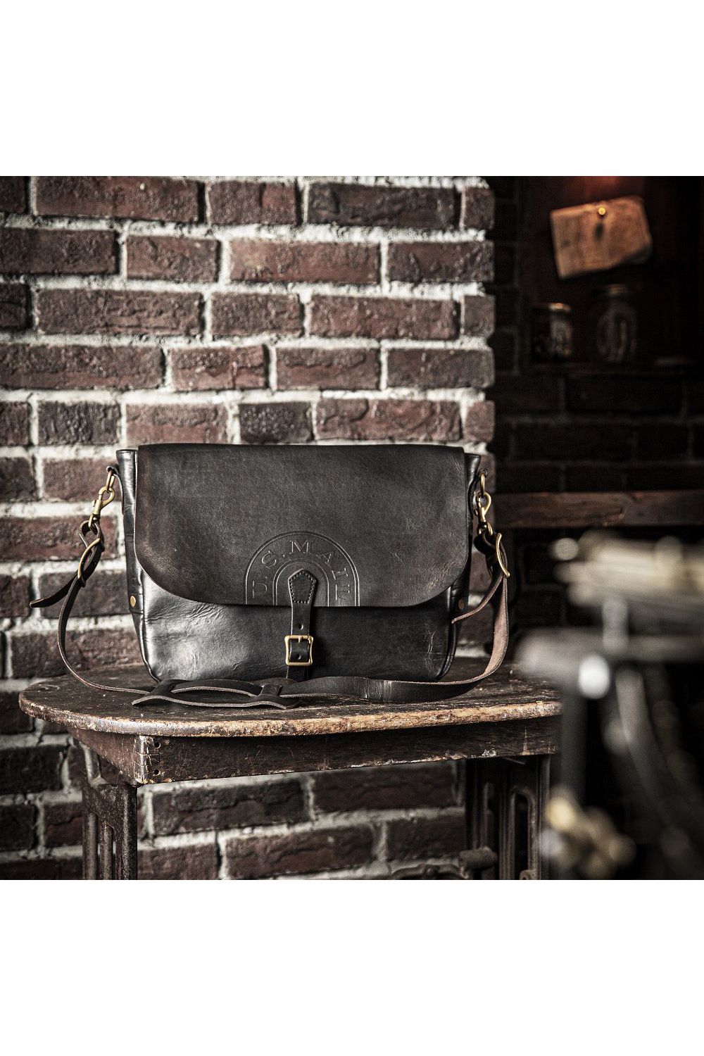 【25SS予約受付中｜12/17まで】LEATHER POSTMAN SHOULDER BAG - LARGE (U.S.MAIL) | ショルダーバッグ (ラージ) / 刻印あり