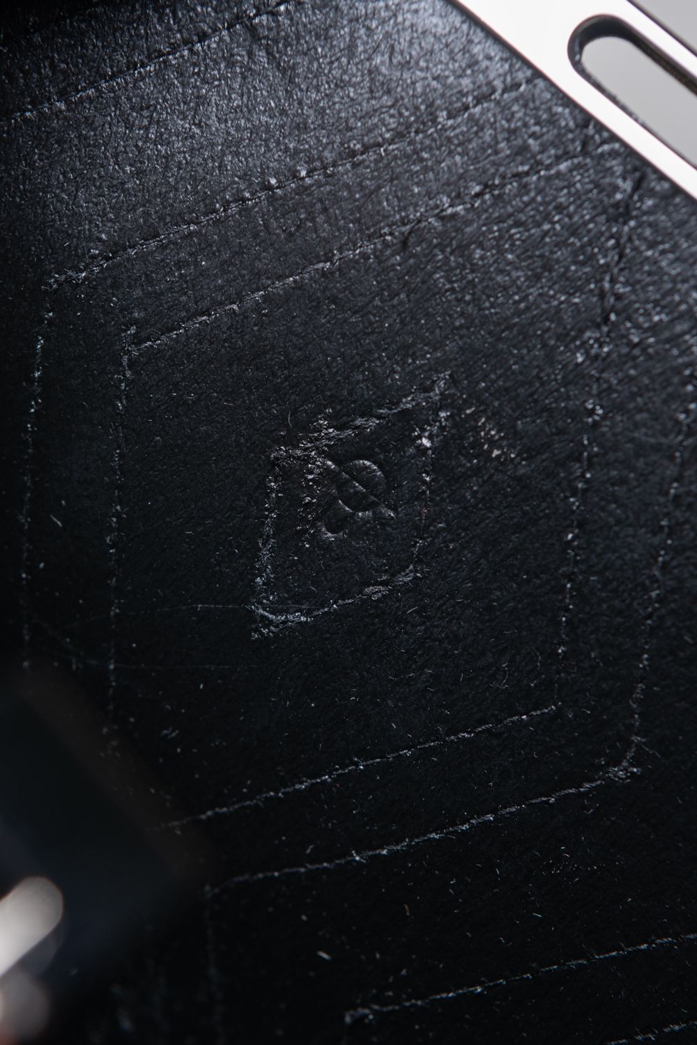 【お取り寄せ可能】ラッチショルダーバッグM [象嵌ブラック] / w25-07-bk