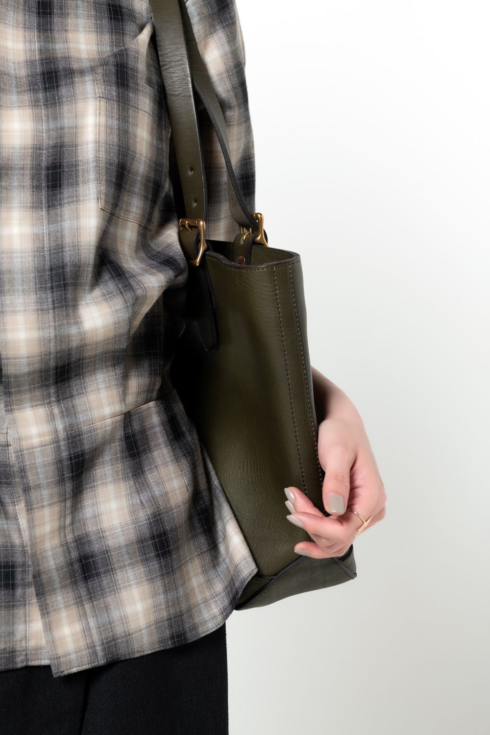 【25SS予約受付中｜12/17まで】レザートラベルトートバッグ - ミディアム [オリーブ] / LEATHER TRAVEL TOTE BAG - MEDIUM [OLIVE]