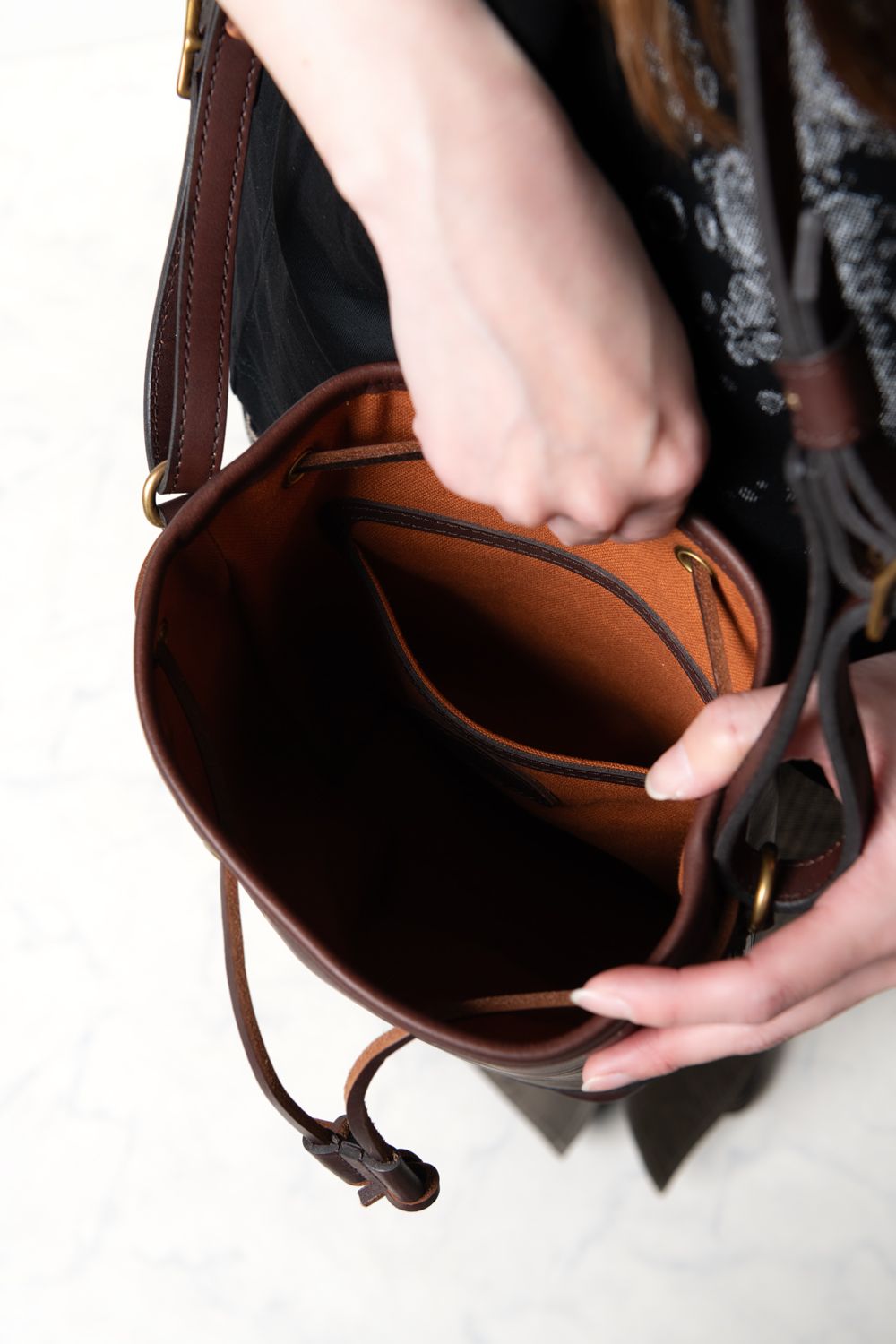 【ラスト1点 / 25SS】LEATHER WANDER PURSE BAG -SMALL [BROWN] / レザーミニショルダーバッグ [ブラウン]