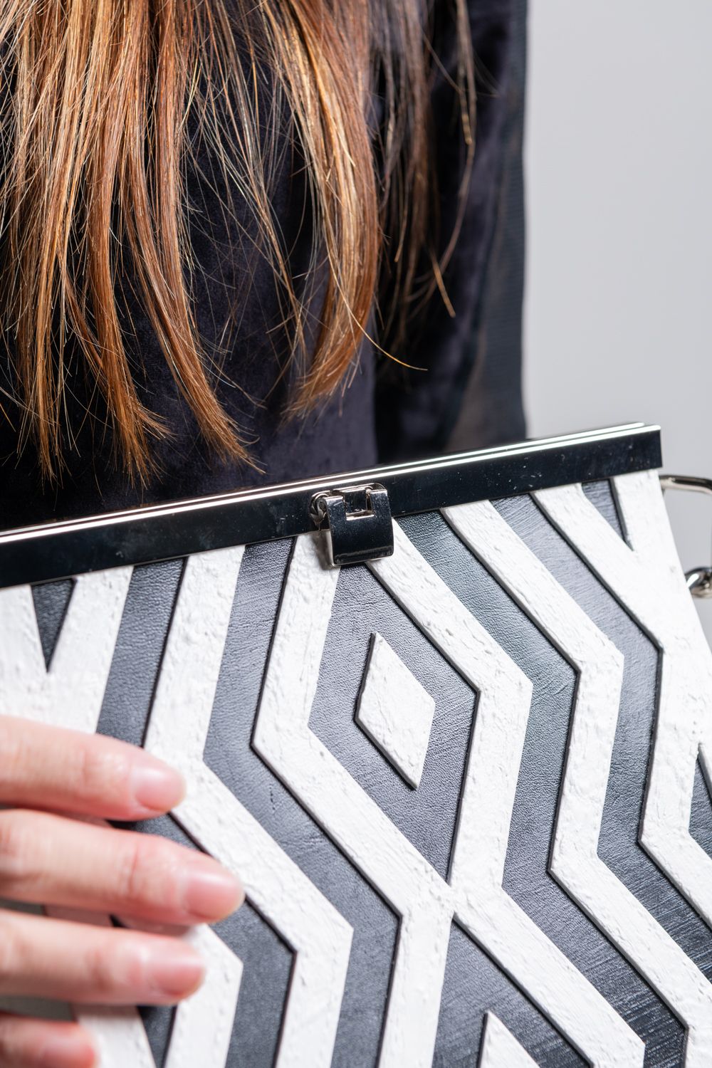 【お取り寄せ可能】ラッチショルダーバッグM [象嵌ホワイト] / w25-07-wh