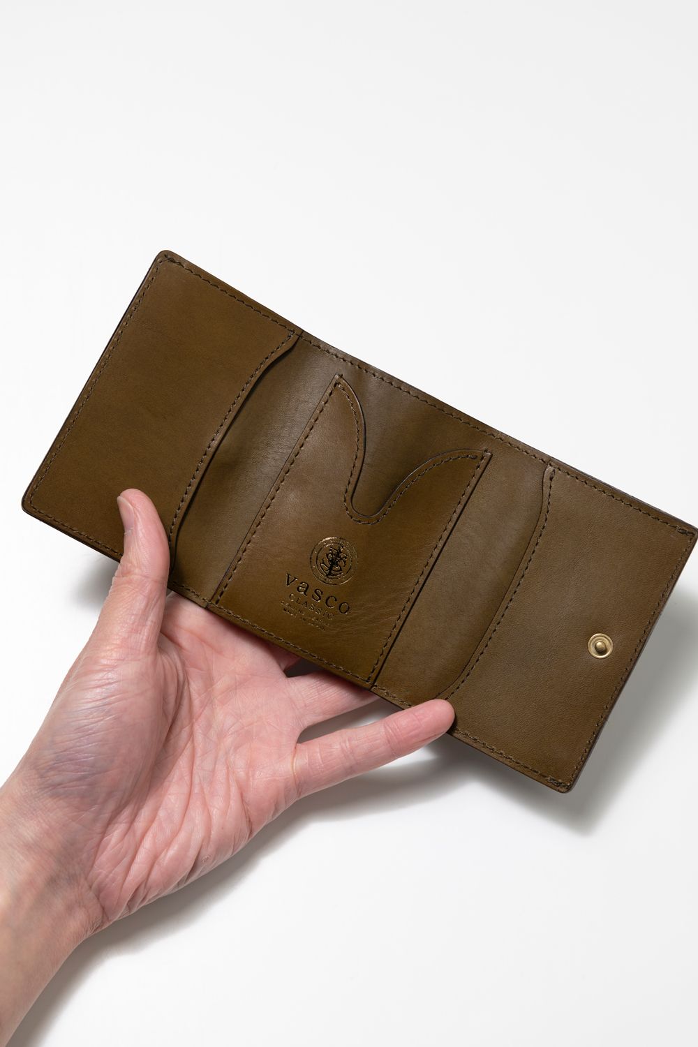 【25SS予約受付中｜12/17まで】LEATHER VOYAGE POCKET WALLET [VERDE] | ポケットウォレット (三つ折り) / オリーブ