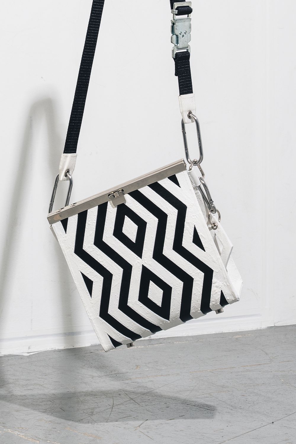 【お取り寄せ可能】ラッチショルダーバッグM [象嵌ホワイト] / w25-07-wh