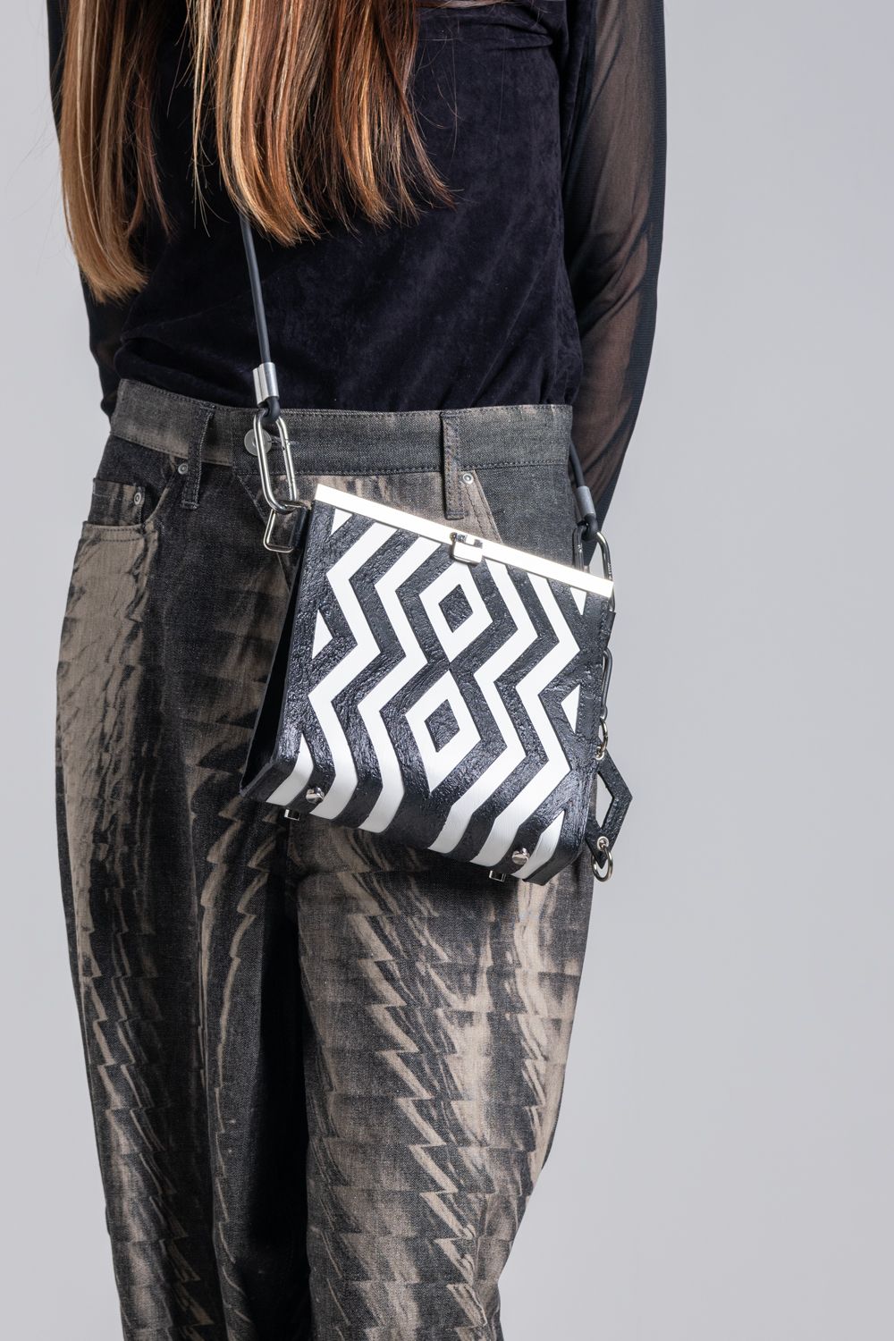 【お取り寄せ可能】ラッチショルダーバッグM [象嵌ブラック] / w25-07-bk