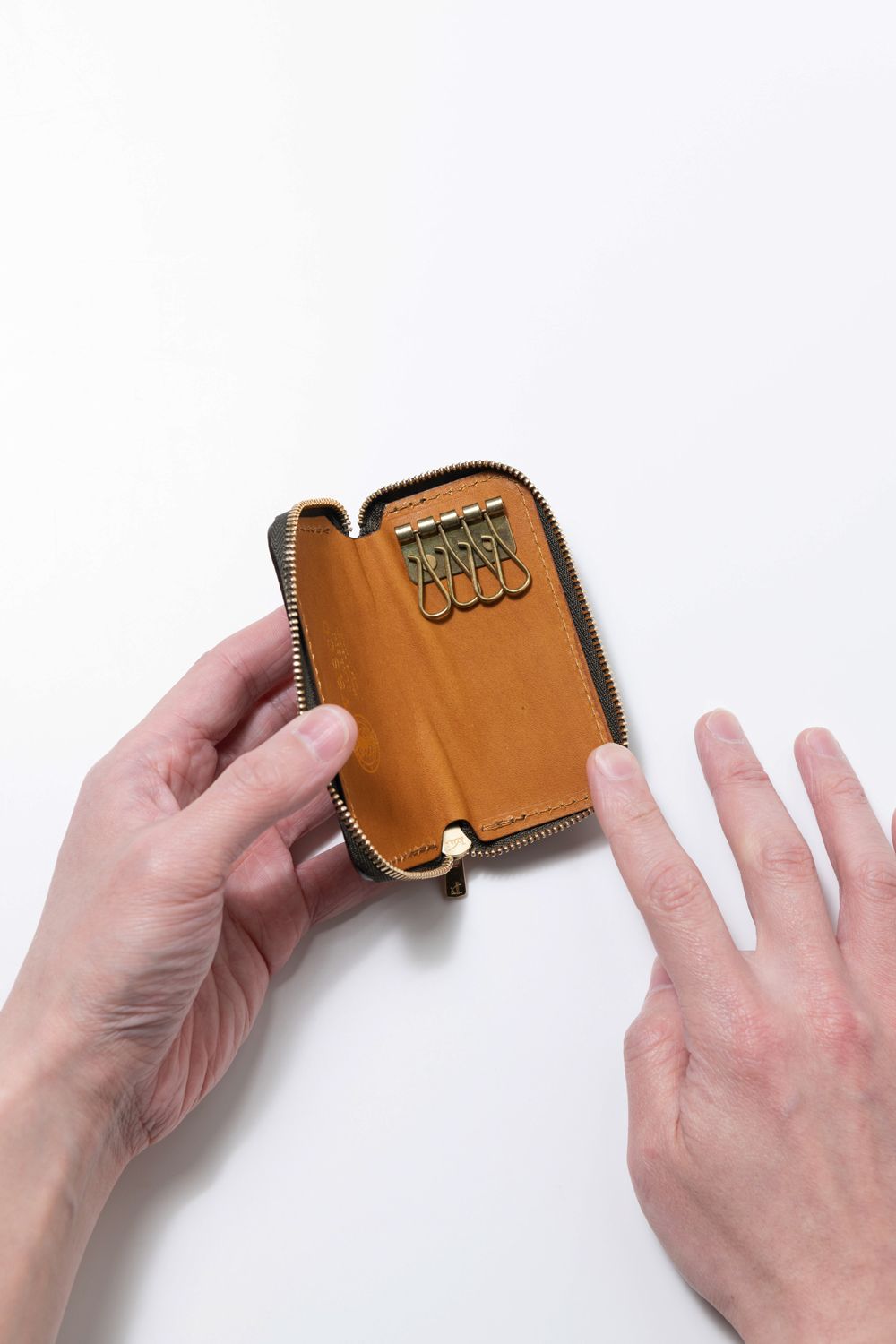 LEATHER VOYAGE ROUND ZIP KEY CASE [CORTESIA] TypeA | キーケース (ラウンドジップ) / ブラウン