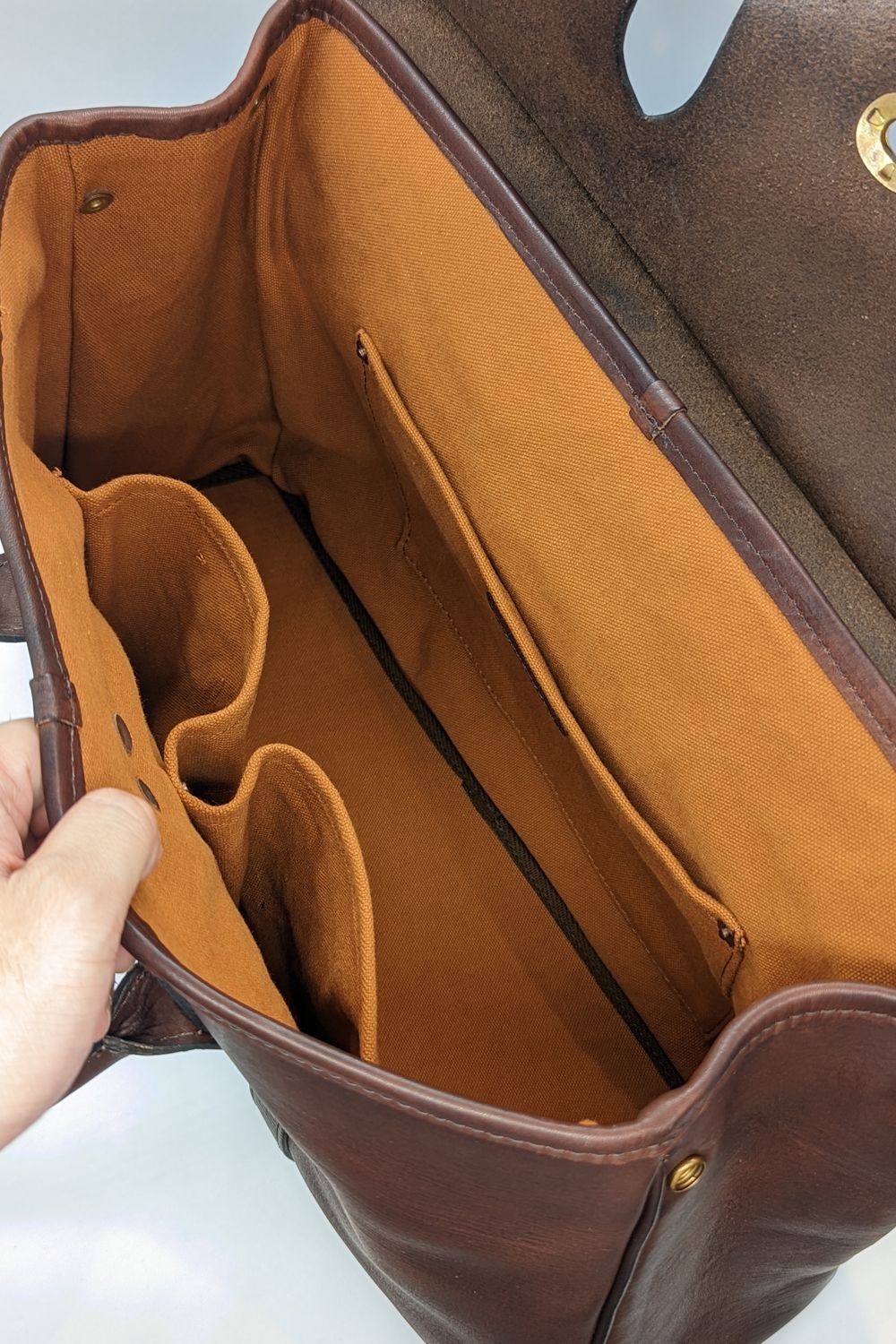 【25SS予約受付中｜12/17まで】レザーサドルトートバッグ [ブラウン] / LEATHER SADDLE TOTE BAG [BROWN]