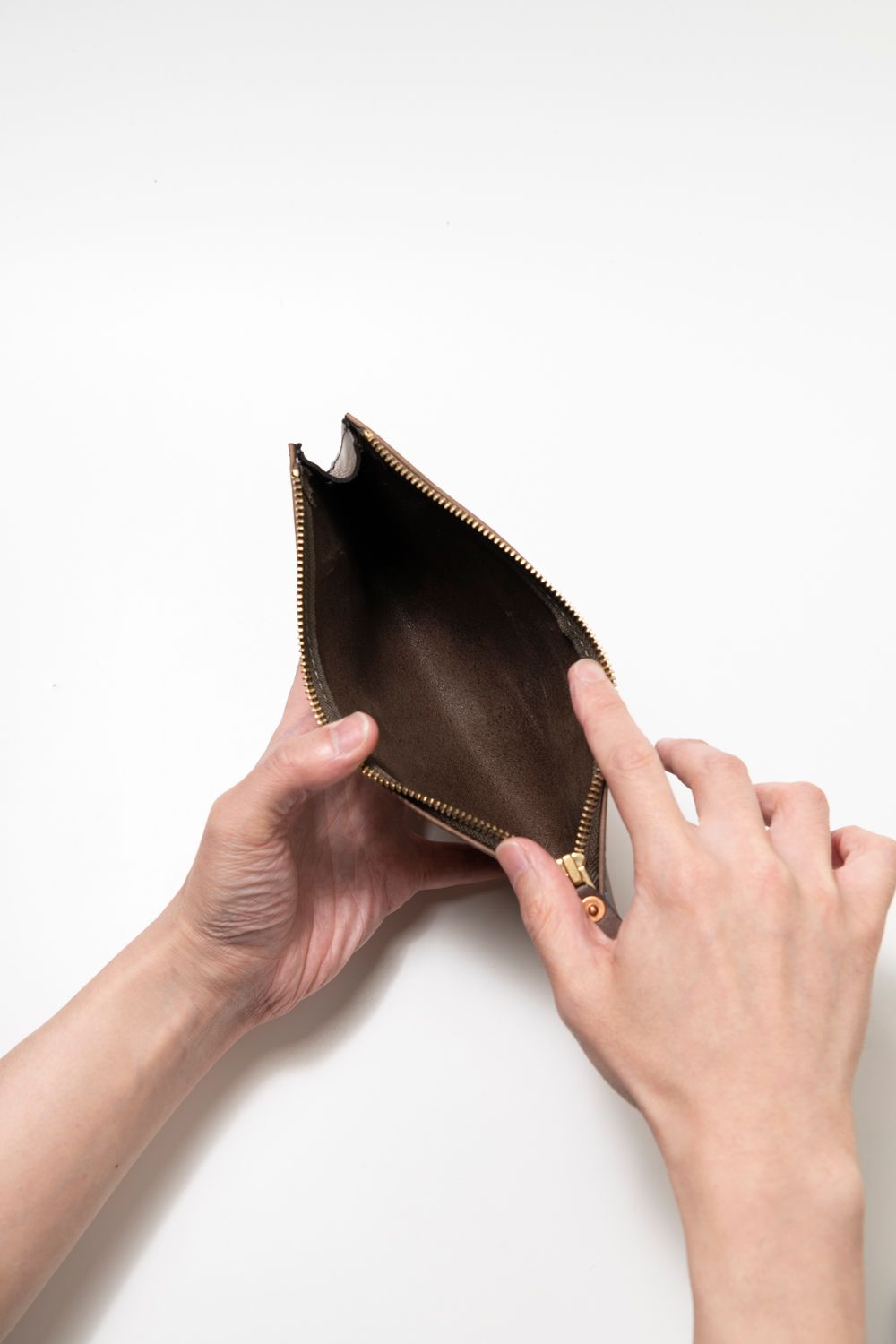 【ラスト1点 / 25SS】LEATHER WANDER POUCH【B.L.W.】/ GRAY | マチ付きレザーポーチ / グレー