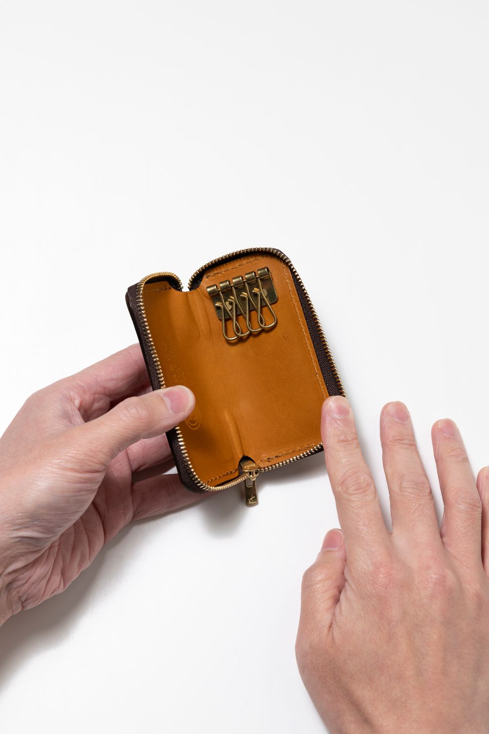 LEATHER VOYAGE ROUND ZIP KEY CASE [CORTESIA] TypeB | キーケース (ラウンドジップ) / ブラウン