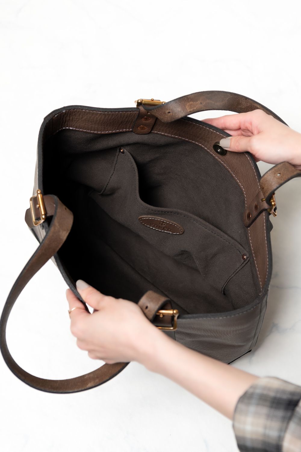 【25SS予約受付中｜12/17まで】レザートラベルトートバッグ - ミディアム [グレー] / LEATHER TRAVEL TOTE BAG - MEDIUM [GRAY]