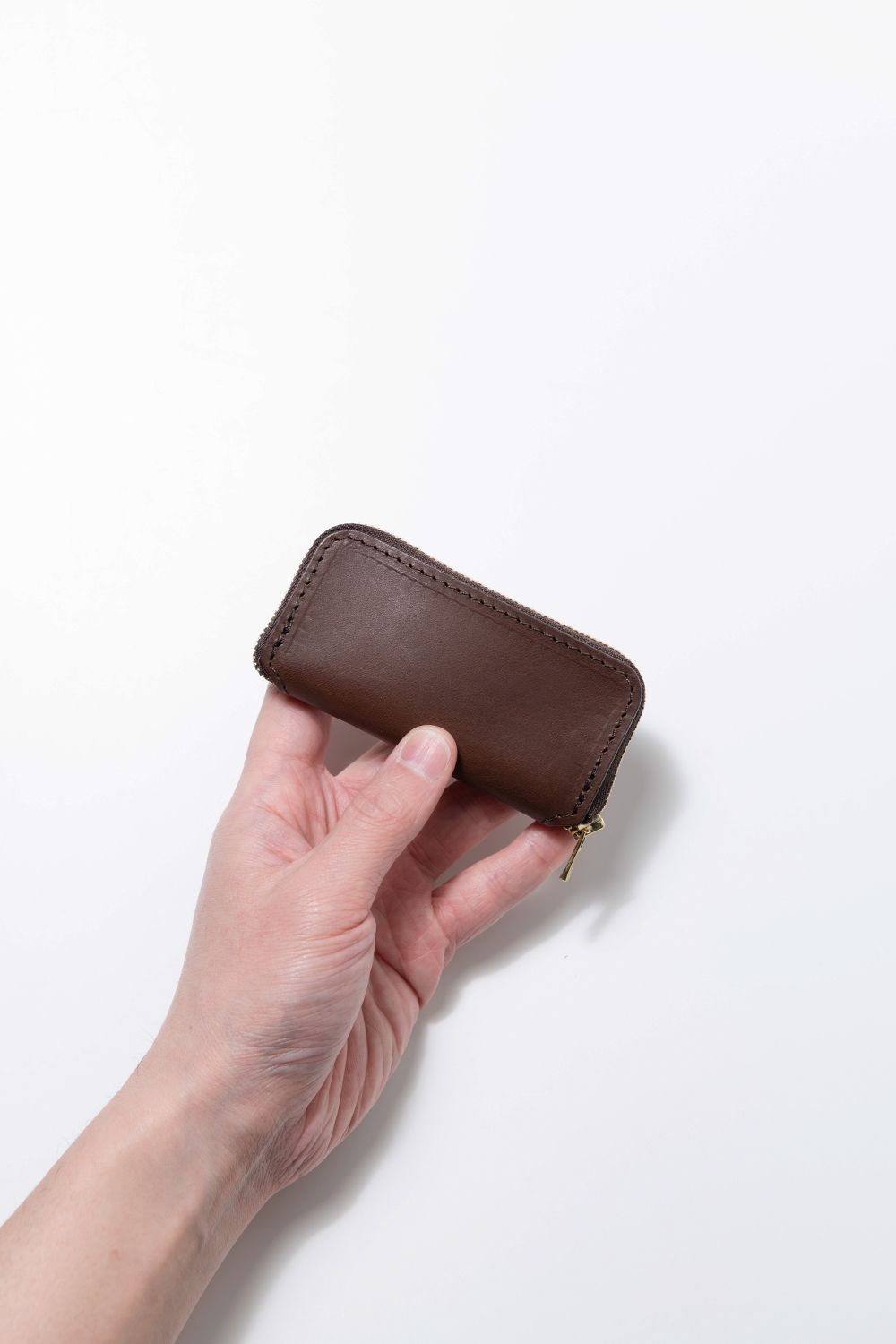 LEATHER VOYAGE ROUND ZIP KEY CASE [CORTESIA] TypeA | キーケース (ラウンドジップ) / ブラウン