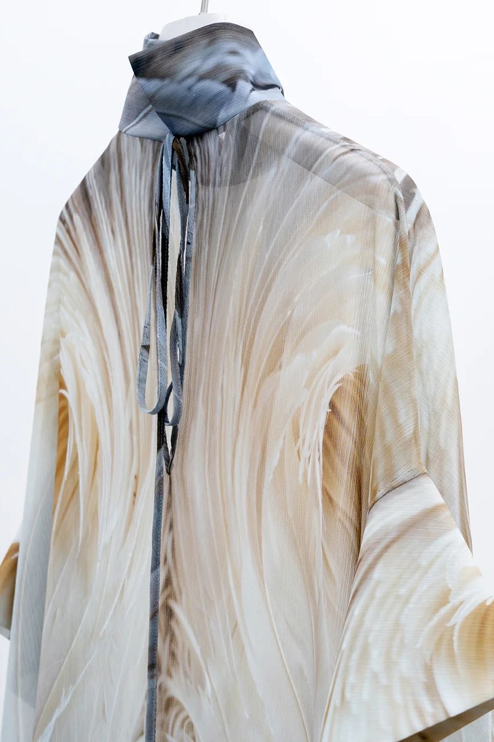 【アーカイブ展 / 1.18まで】Phenomenal Sheer Robe [feather] - フェノメナルシアーローブ [フェザー] / FW25RO01