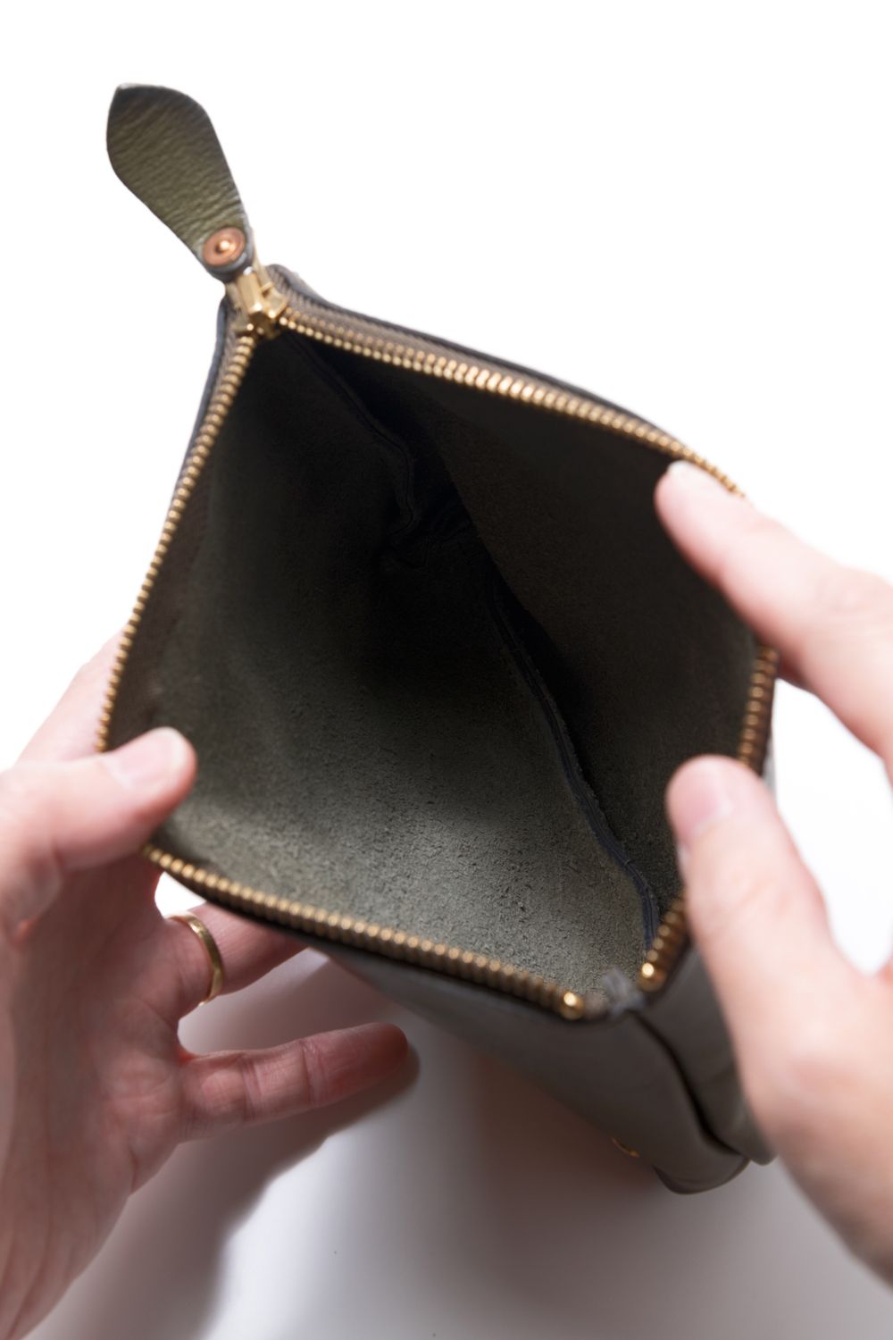 LEATHER TRAVEL PORCH [OLIVE] | トラベルポーチ / オリーブ