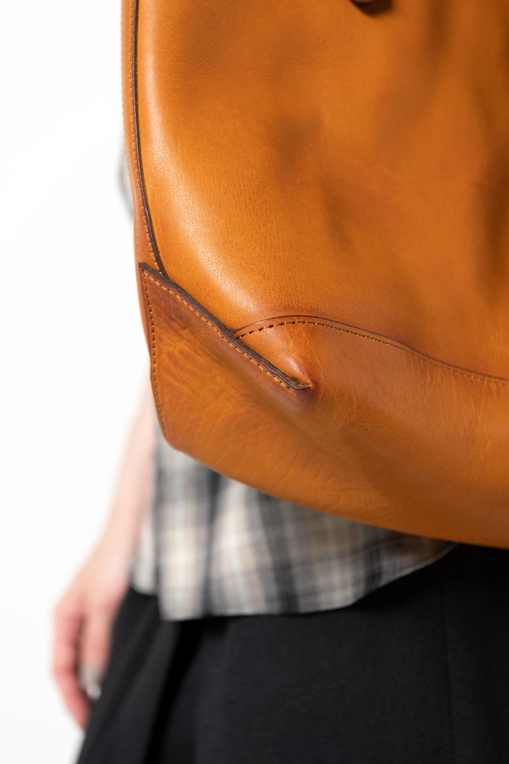 レザートラベルトートバッグ - ミディアム [マスタードキャメル] / LEATHER TRAVEL TOTE BAG - MEDIUM [MUSTARD CAMEL]
