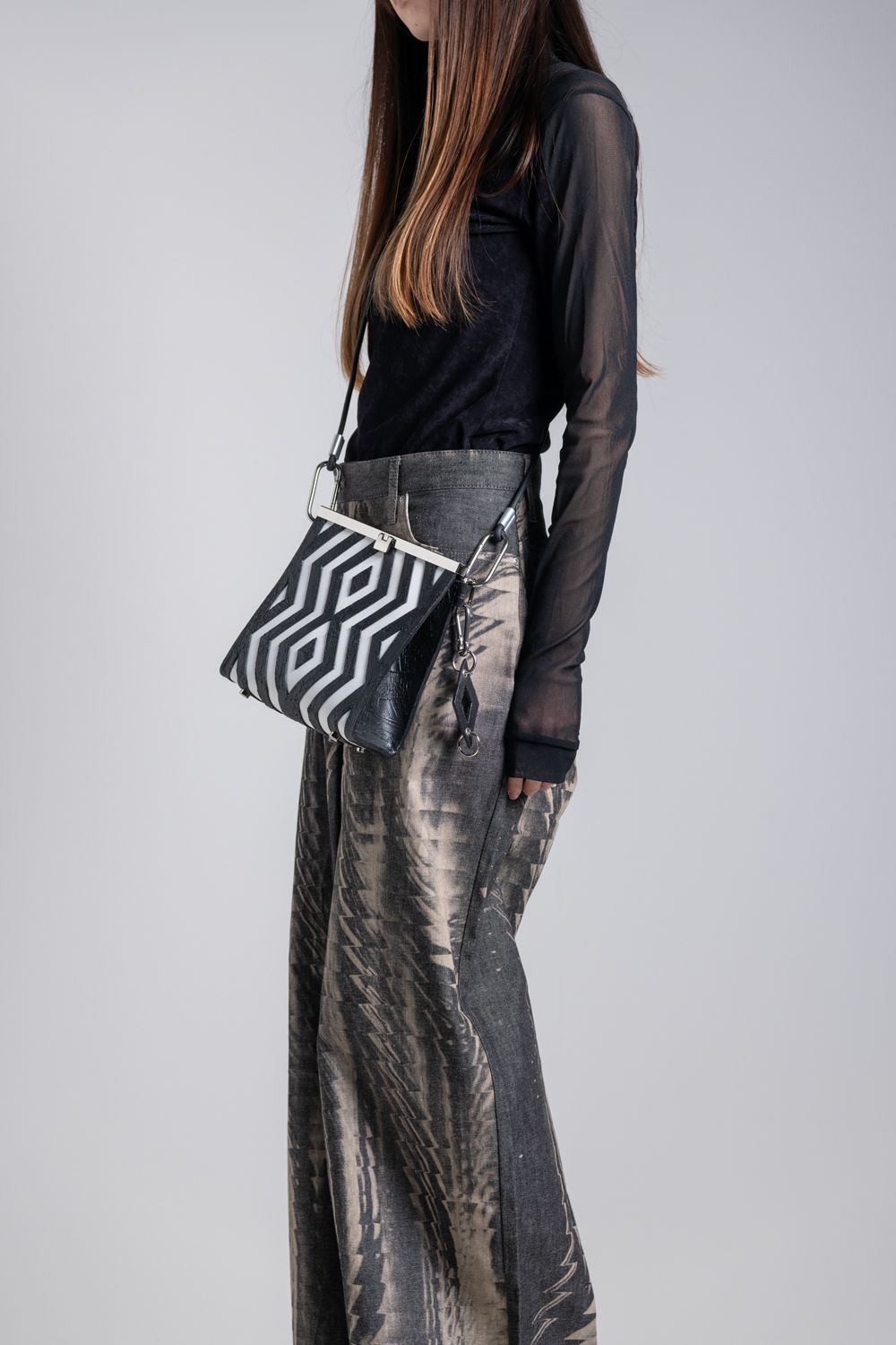 【お取り寄せ可能】ラッチショルダーバッグM [象嵌ブラック] / w25-07-bk