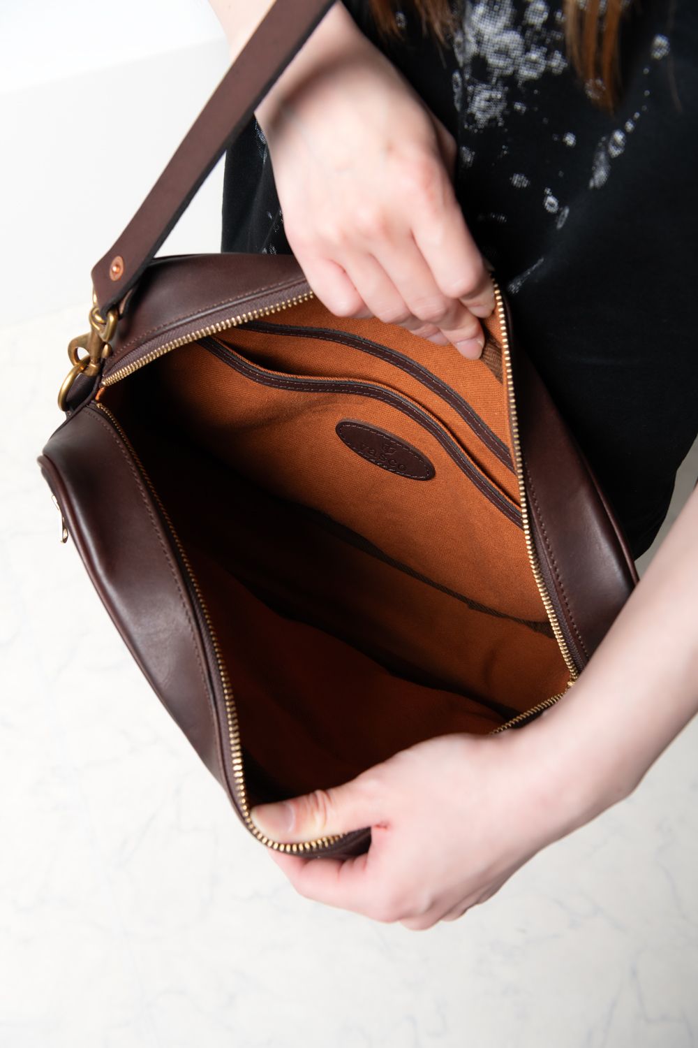 【ラスト1点 / 25SS】LEATHER  WANDER SHOULDER BAG [BROWN] / レザーワンダーショルダーバッグ [ブラウン]