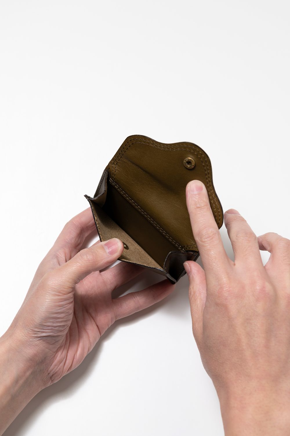 【25SS予約受付中｜12/17まで】LEATHER VOYAGE POCKET WALLET [VERDE] | ポケットウォレット (三つ折り) / オリーブ