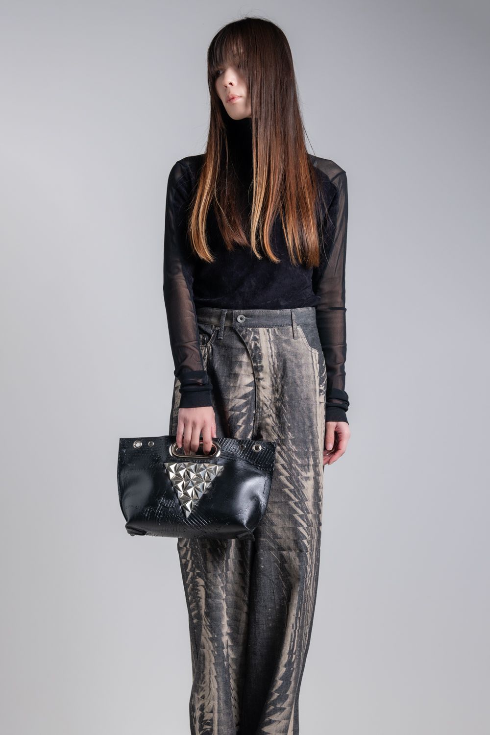 【お取り寄せ可能】壁クラッチ／ショルダー M [スタッズ／ブラック] / w25-03-ds/bk