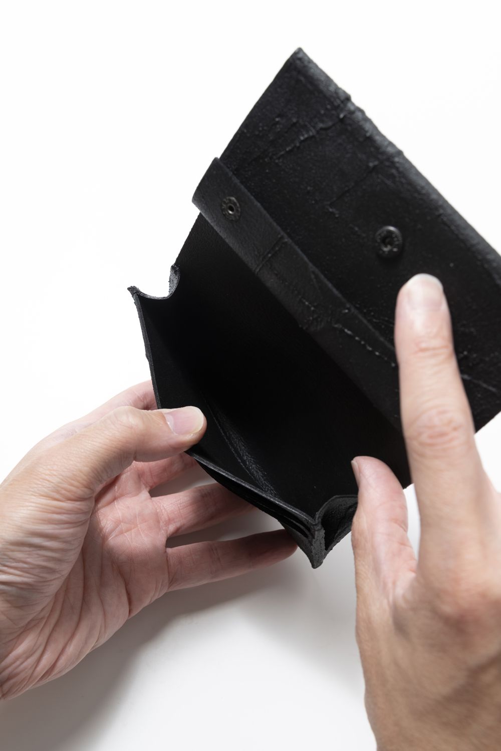 KAGARI YUSUKE - 二つ折り財布 [黒い壁] / mw13-bk | BONITA ONLINE STORE