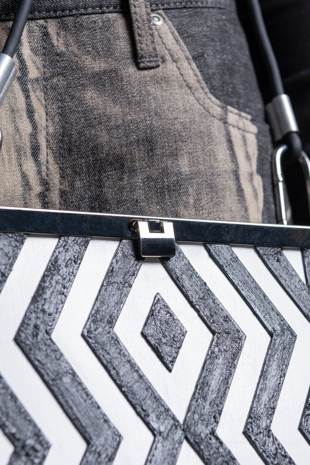 【お取り寄せ可能】ラッチショルダーバッグM [象嵌ブラック] / w25-07-bk