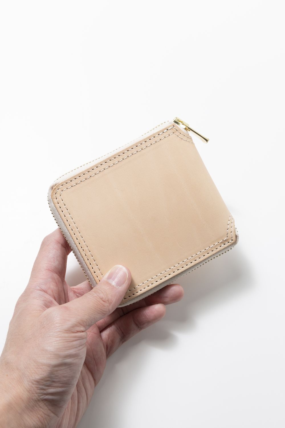 【25SS予約受付中｜12/17まで】レザーボヤージュラウンドジップショートウォレット [ベージュ] / LEATHER VOYAGE ROUND ZIP SHORT WALLET [SAND]