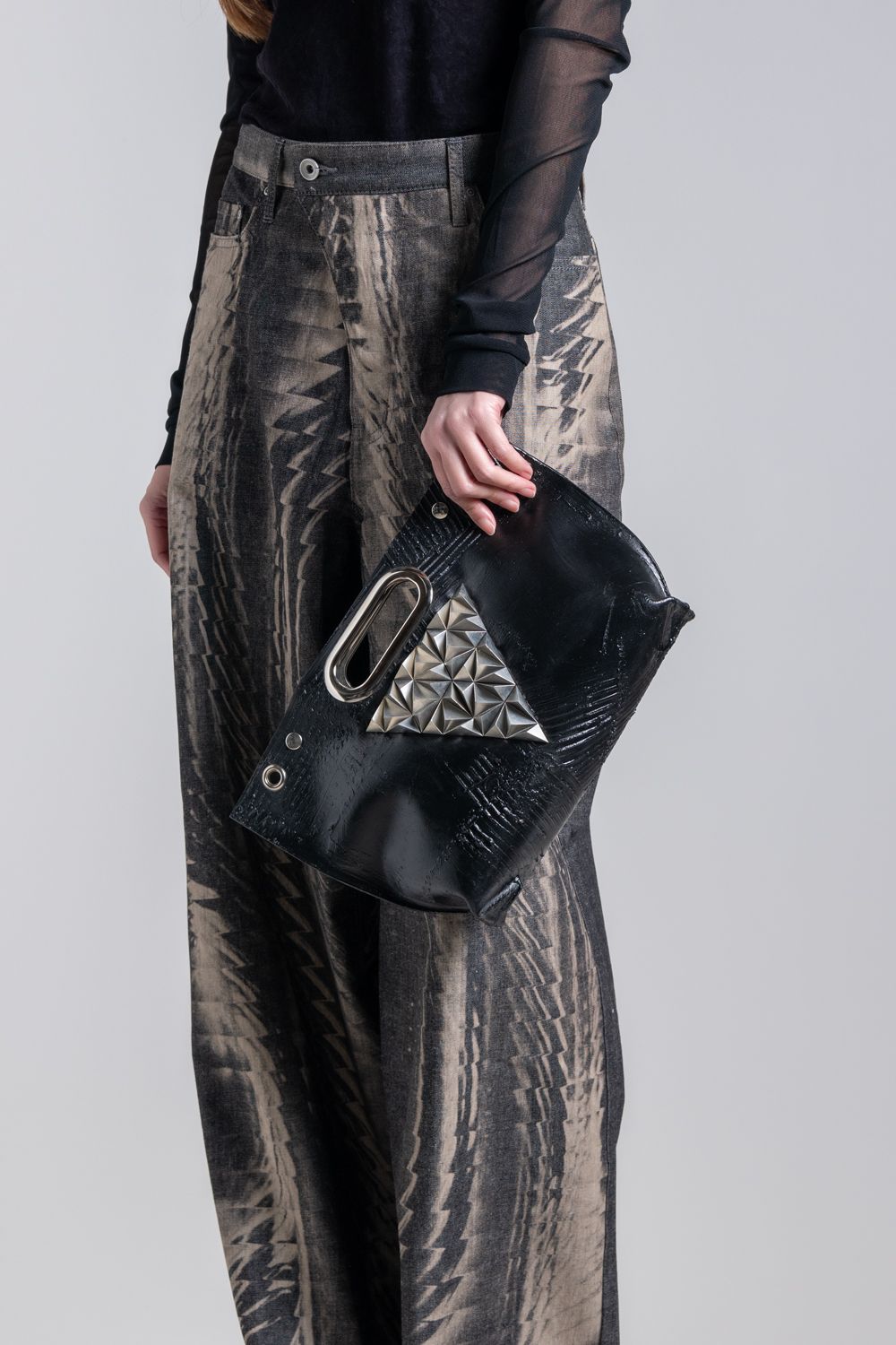 【お取り寄せ可能】壁クラッチ／ショルダー M [スタッズ／ブラック] / w25-03-ds/bk