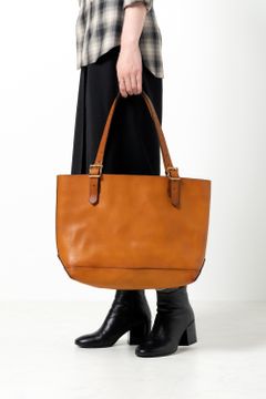 レザートラベルトートバッグ - ミディアム [マスタードキャメル] / LEATHER TRAVEL TOTE BAG - MEDIUM [MUSTARD CAMEL]