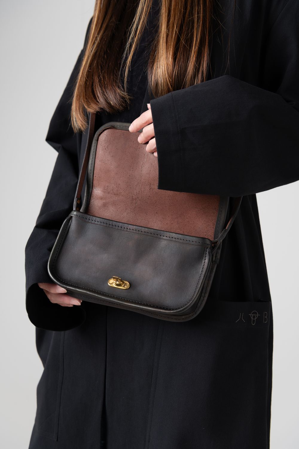 【ラスト1点 / 25SS】LEATHER CARRY SHOULDER BAG [BLACK] | レザーミニショルダーバッグ / ブラック
