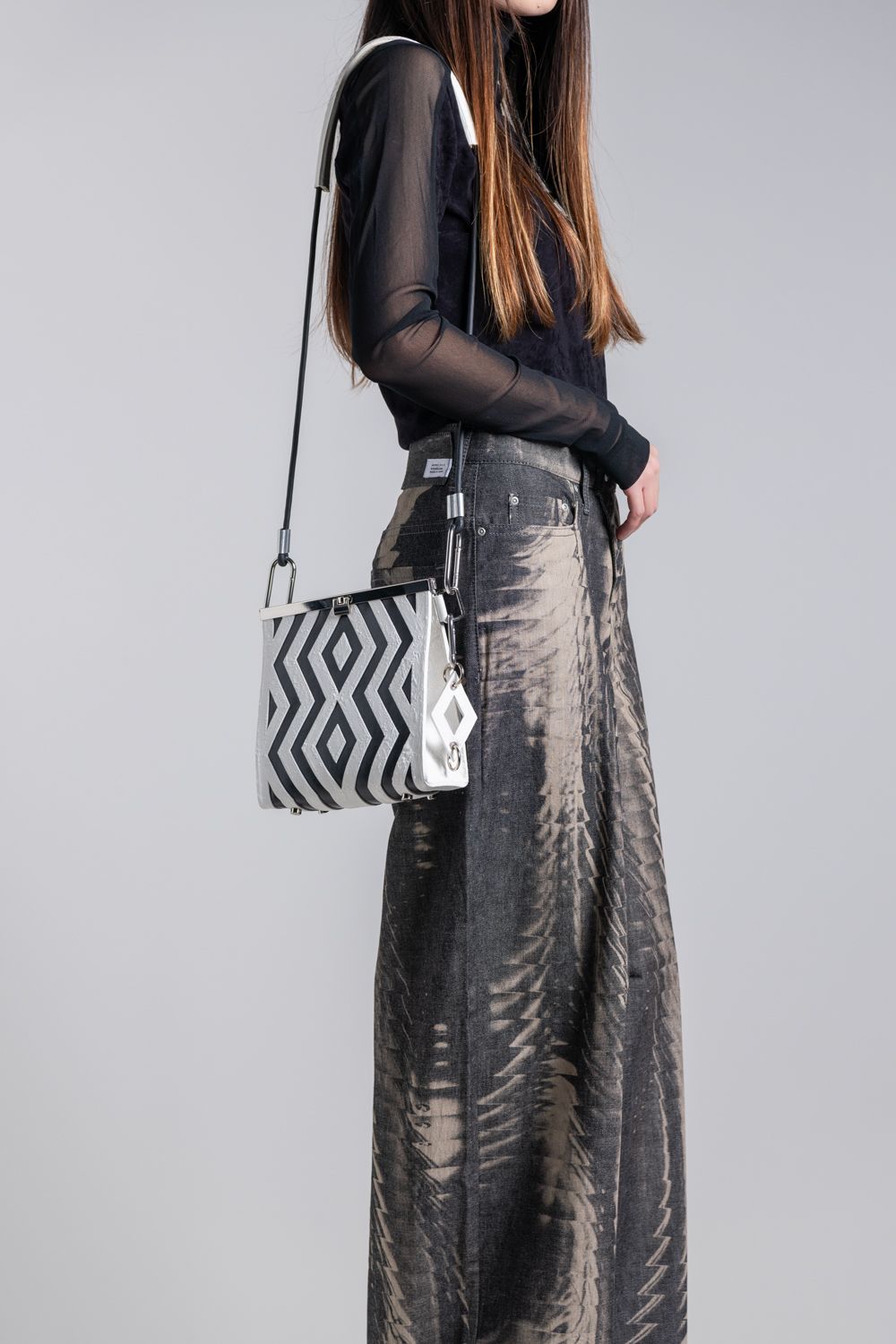 【お取り寄せ可能】ラッチショルダーバッグM [象嵌ホワイト] / w25-07-wh