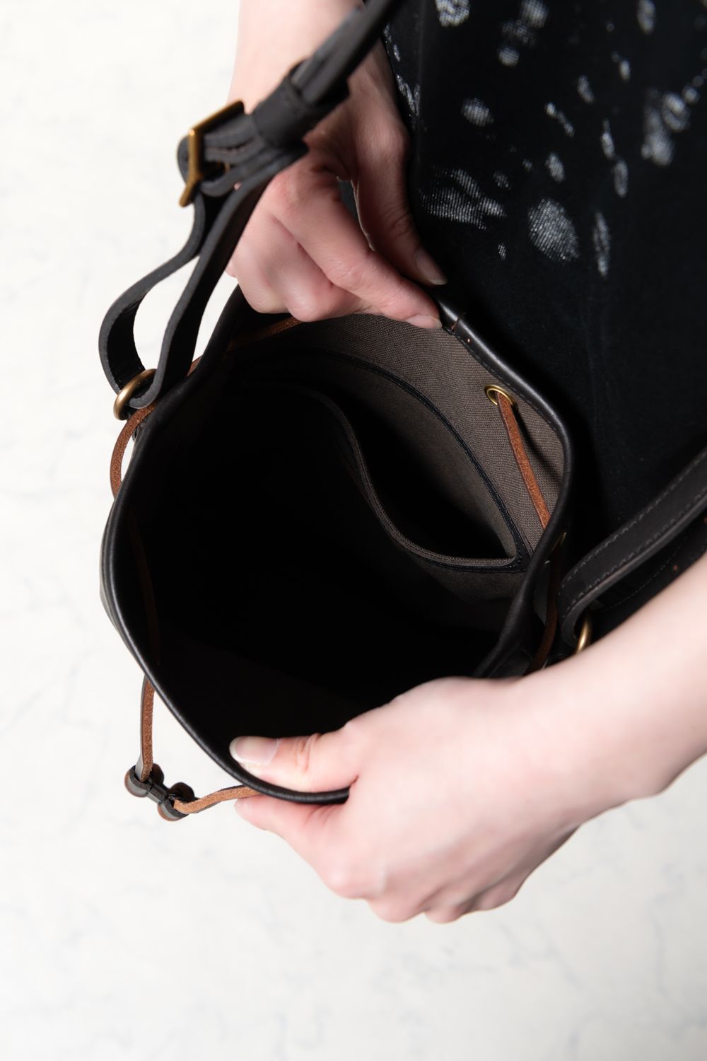 【ラスト1点 / 26SS】LEATHER WANDER PURSE BAG -SMALL [BLACK] / レザーミニショルダーバッグ [ブラウン]