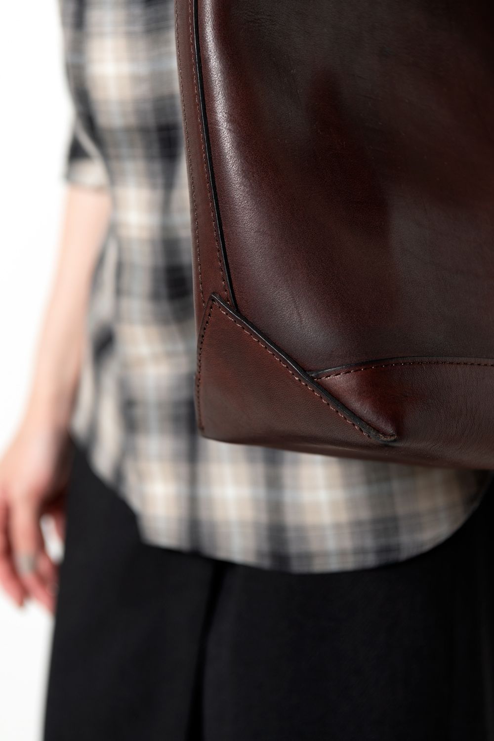 【25SS予約商品】LEATHER TRAVEL TOTE BAG - MEDIUM [BROWN] | トラベル トートバッグ (ミディアム) / ブラウン