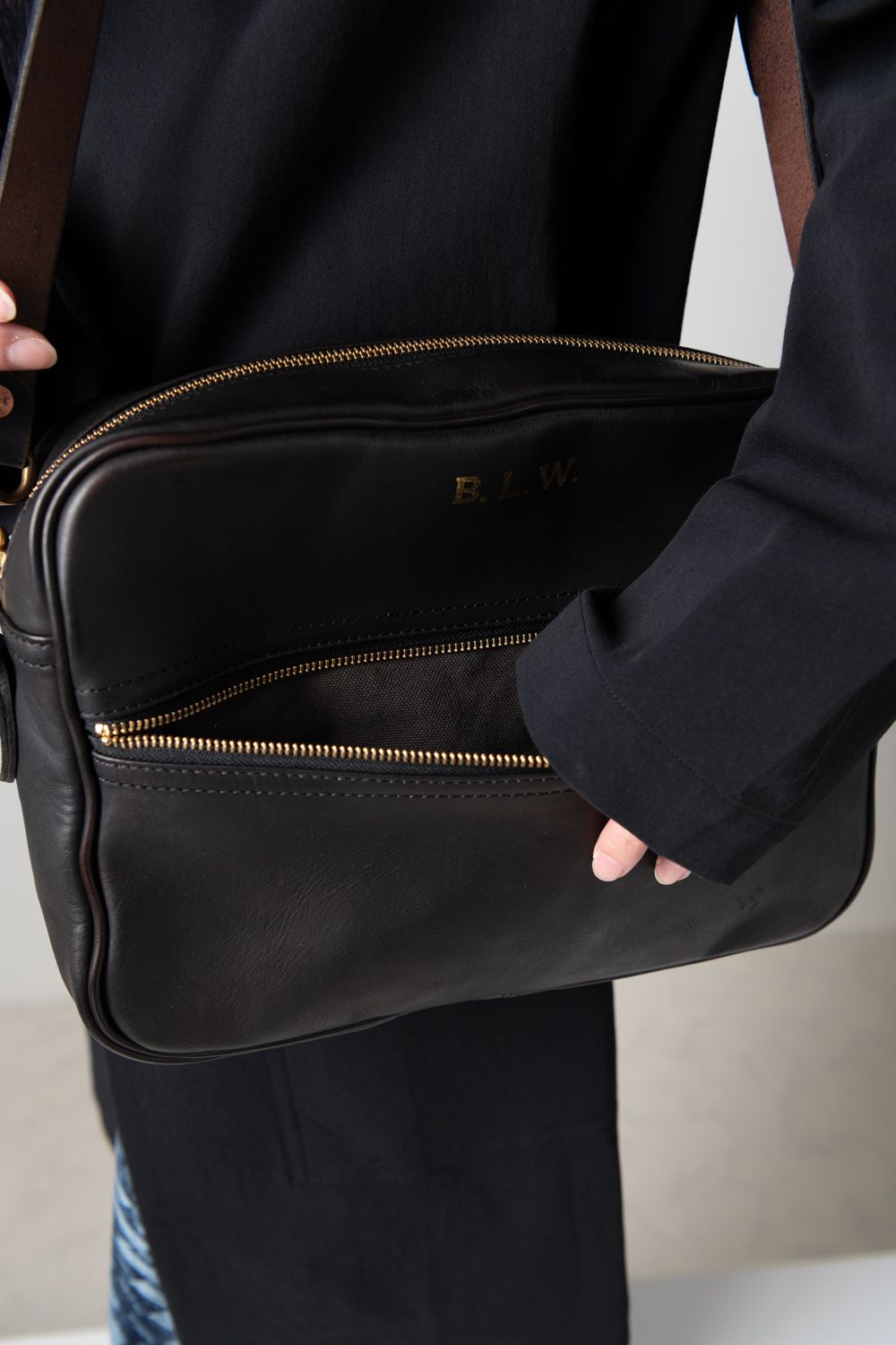 【ラスト1点 / 25SS】レザーワンダーショルダーバッグ [ブラック] / LEATHER  WANDER SHOULDER BAG [BLACK]