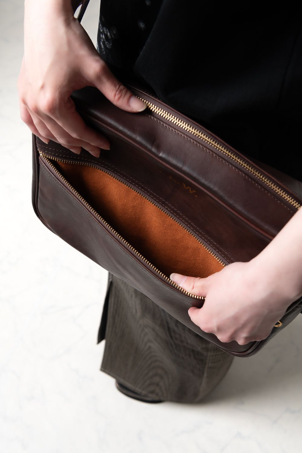 【ラスト1点 / 25SS】LEATHER  WANDER SHOULDER BAG [BROWN] / レザーワンダーショルダーバッグ [ブラウン]