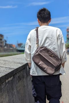 レザーワンダーショルダーバッグ [グレー] / LEATHER  WANDER SHOULDER BAG [GRAY]
